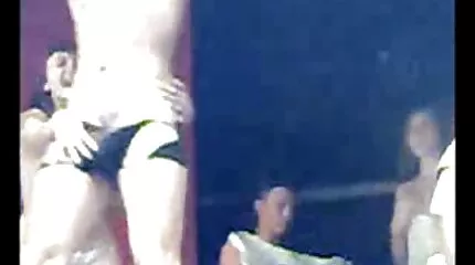 Hij nam de seksfilms kijken seks beloning van de meisjes.