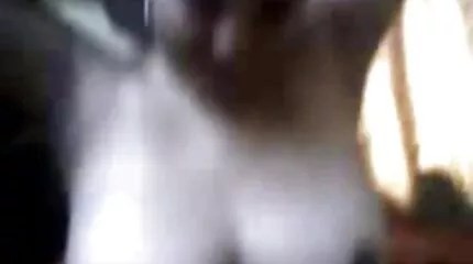 Blonde en gratis porno film kijken brunette delen een lul met elkaar.