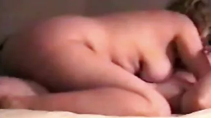 Dokter sex kijken gratis neukt intern schattig meisje met krullend in kantoor.