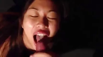 Sarah neukt met een neukfilms gratis menigte mannen.