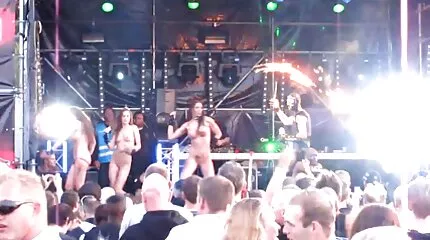 Een gratis porno film kijken vijftigjarige minnaar met een jong Russisch meisje.
