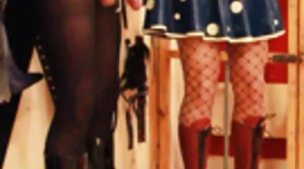 De roodharige wordt uitgerekt op de pornofilms gratis kijken romp van een vriend.