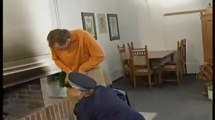 De buurman gratissex films kijken is klaar voor seks met een man.