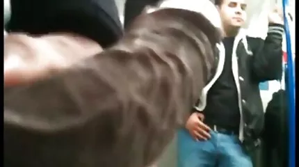 Lul in Kutje, slaat luid op seksfilm kijken de kont.