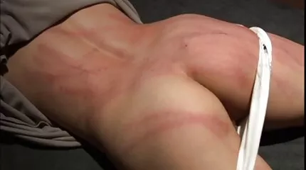 Mirei massages lul en pornofilm kijken waits voor ejaculatie.