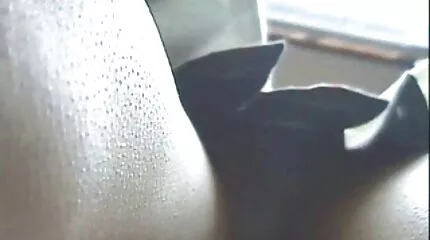 Vriendjes regelen een dubbele penetratie voor hun samen sexfilm kijken vriend.