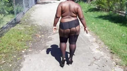 Landelijke diva wordt geneukt gratissex kijken door een boer in een mohnatka.