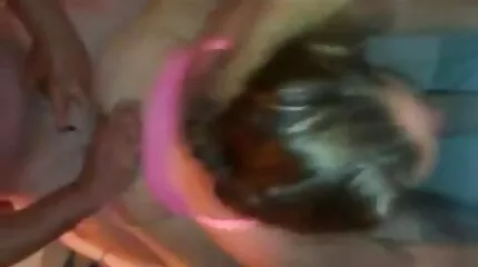 Buxom roodharige knijpt tieten en masturbeert bij het zwembad. seks films gratis kijken