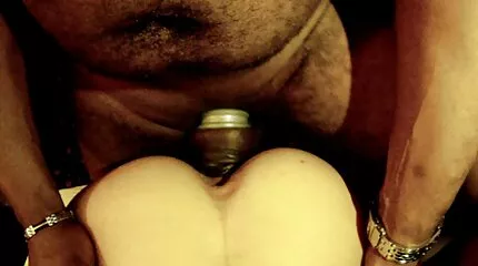 Tsjechische roodharige masturbeert samen sexfilm kijken met water uit oregano.