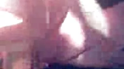 Volwassen oom teaches gratis porno film kijken neuken jong vrouw naar koken en schoon in de keuken.