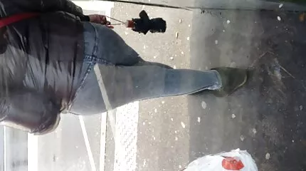 Een man vraagt een meisje gratis pornofilms kijken om zijn seksslavin te worden.