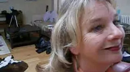 Likken gratis seksfilms kijken Poesje op de tafel.