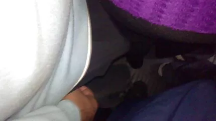 Het pornofilm kijken meisje ging gepaard met oudere vrouwen.