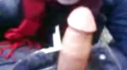 Schattig jong model heeft seks pornofilms bekijken op camera met een modefotograaf.