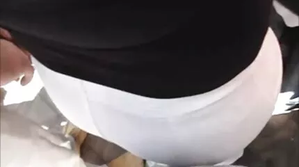 Olivia Trunk vingeren Poesje terwijl echtgenoot online sexfilm kijken is op set.