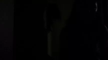 Hij geeft pornofilms gratis bekijken een blowjob in het open veld.