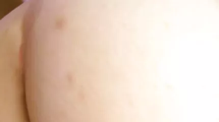Grote dame Alena Croft rijdt op een zwarte pornofilm kijken staaf.