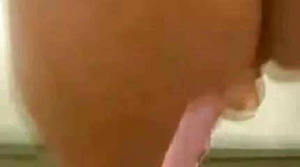 De roodharige nam een douche en is klaar om te seksfilms kijken neuken.