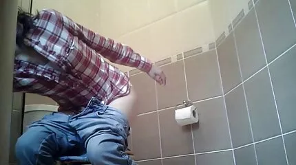 De rode vrouw Lac Lenn Lennon kalmeerde gratis porna kijken haar man met het lichaam.
