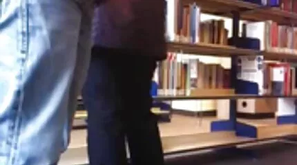 Gescheiden erotisch filmpje kijken voor het geslacht van twee naïeve meisjes.