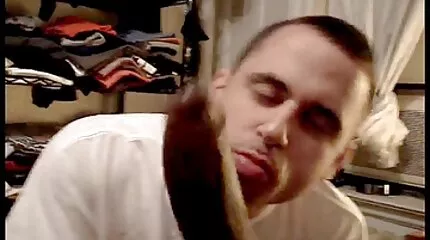 Mijn stiefvader zuigen die zijn onderbroek pornofilm kijken naar beneden trekt.