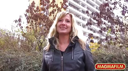 De hoorndrager bewondert gratis pornofilms bekijken zijn vrouw op de pik van een buitenlandse man.