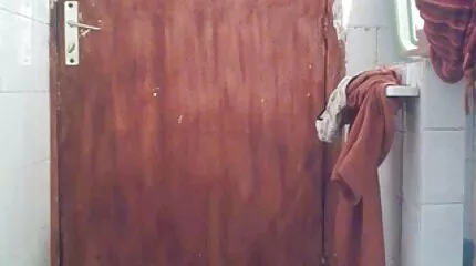 De leraar kijkt naar een student pornofilm kijken in een lul.