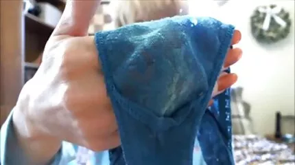 Stiefvader gratis sex filmpjes kijken neukt Coco Lovelock in kutje met vinger.