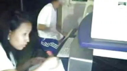 VanilIlder sexfilms gratis kijken verleid door volwassen tieten.