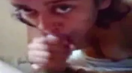Meisjes genieten van zondige pornofilm kijken Passie onder elkaar.