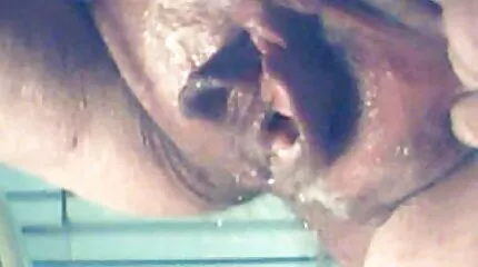 Footjob en geeft een blowjob, vraagt gratis seksfilms bekijken om sperma op benen.