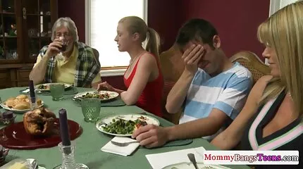 Geneukt in de slaapkamer pornofilm kijken van de ouders.