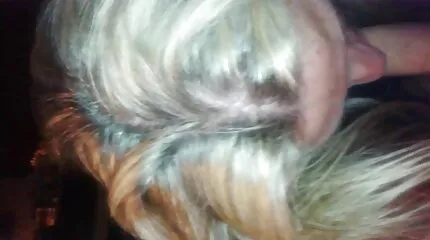Zwarten neuken een brunette met sexfilms bekijken een broodje.