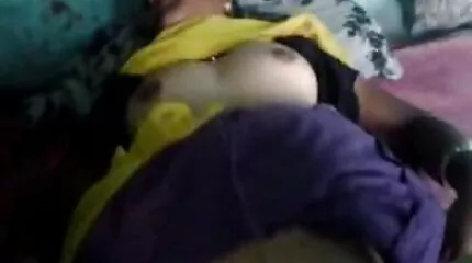 De jonggehuwden breken weg op porno film gratis kijken hun huwelijksreis.