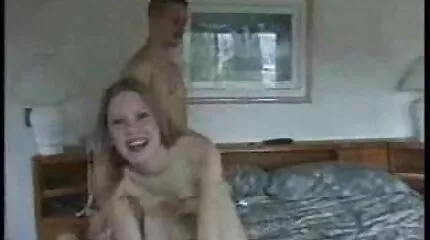 Leah Lee gemengd sperma en mascara op haar sexfilm kijken gezicht.