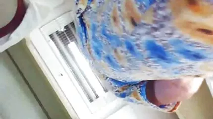 De vrouw probeert seksfilm kijken zwanger te worden. Man filmt seks op camera.