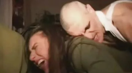 Jonge jongens hebben pornofilm kijken seks met schoonheden in een huis van losbandigheid.