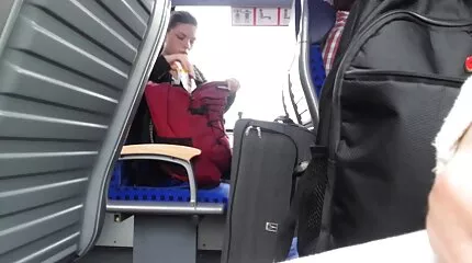 Ze rookt terwijl ze haar gratis seksfilms kijken kutje likt.