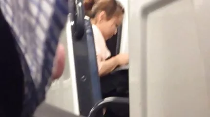 De eerste seks van een sexfilm kijken man met zijn geliefde.