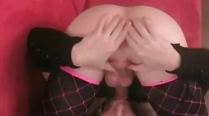 Piper perri seksfilm kijken neukt en geeft sperma in de mond.